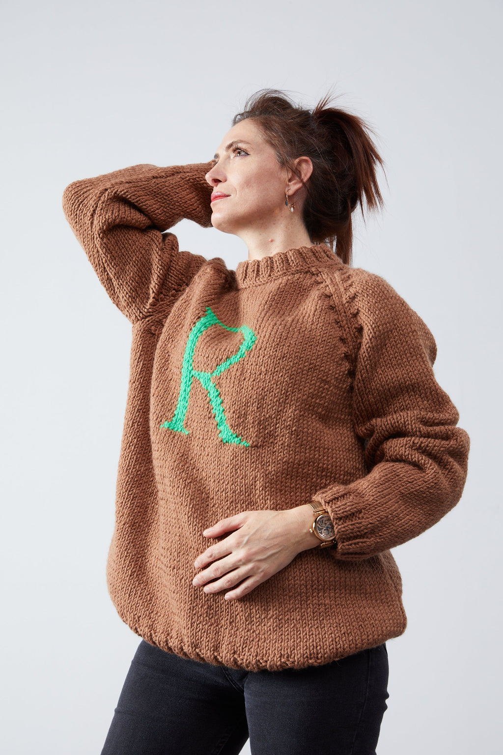 Brown Monogram Weasley jumper with green R letter — hand-knit wool