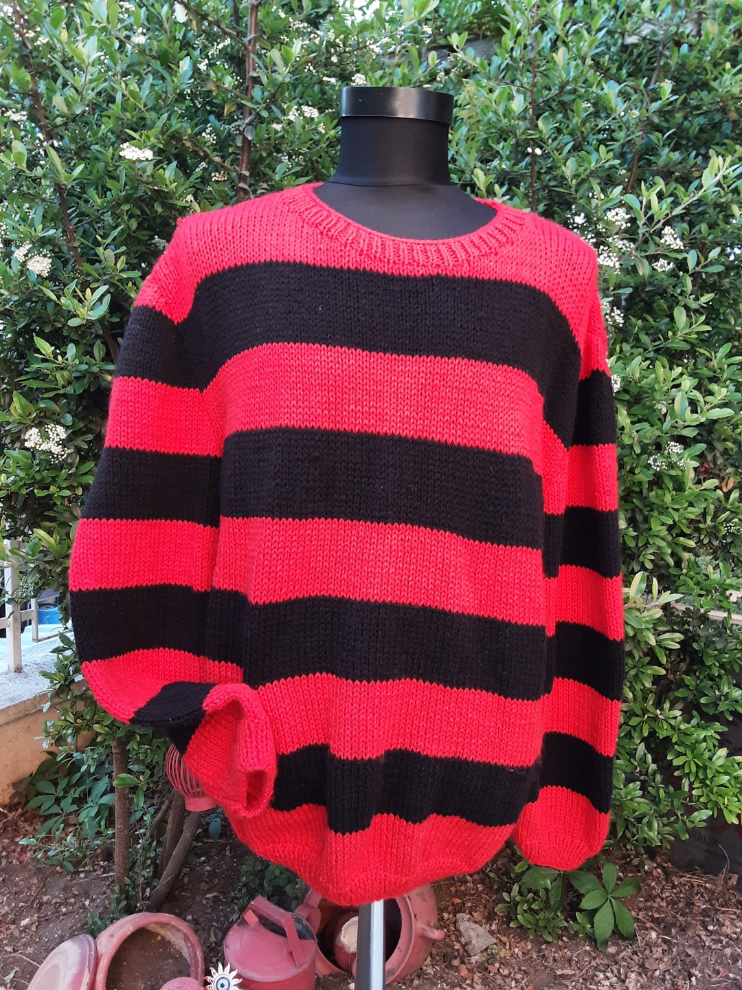 Red and black striped knitted sweater long sleeves